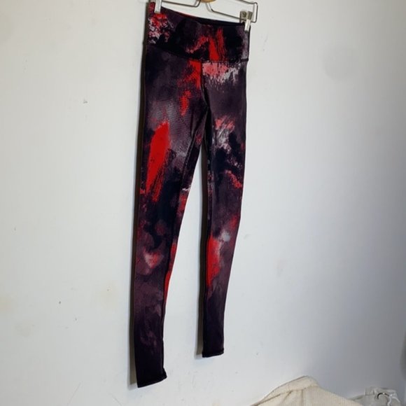 Alo Ruby Red Smoke Print Airbrush Leggings Size Small - Picture 3 of 12